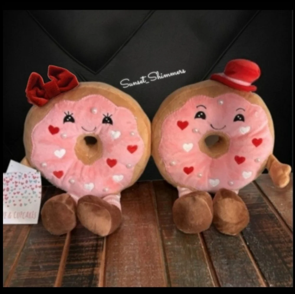 Valentines Day Couple Pink Donut Pair w/ Hearts & Pearls Shelf Sitter Decor NEW
